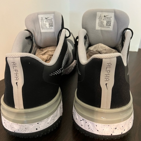 Nike Gray and Black Sneakers with Dynamic Lacing and Breathable Mesh - Picture 7 of 8